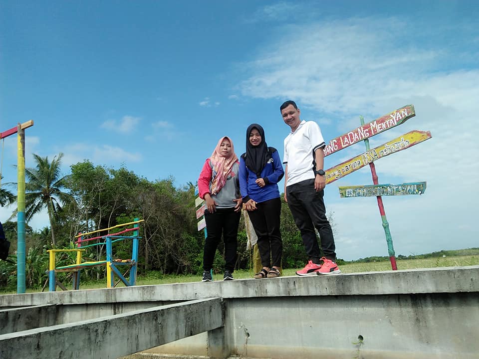 Liza Atina (tengah) bersama Camat Bantan Riza Noverinda saat berada di kawasan Agrowisata Mentayan