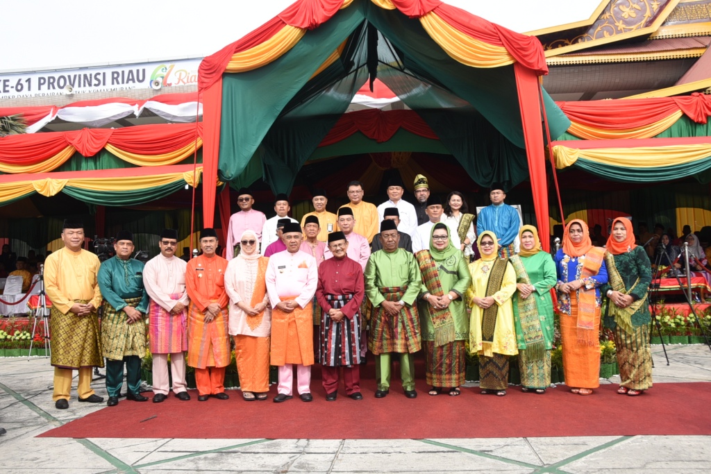 Presiden ke-3 RI, Bj Habibie bersama Gubri, Arsyadjuliandi Rachman dan sejumalah Pejabat di Provinsi Riau