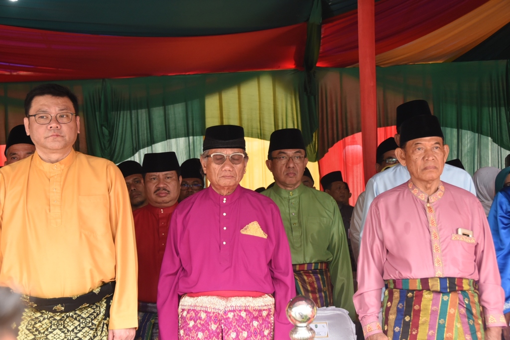 Bupati Amril saat mengikuti upacara peringatan Hari Jadi ke-61 Provinsi Riau