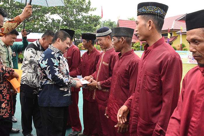 Bupati Bengkalis, Amril Mukminin ketika memberikan hadiah langsung kepada grup kebane Warisan Melayu Teluk Lecah.