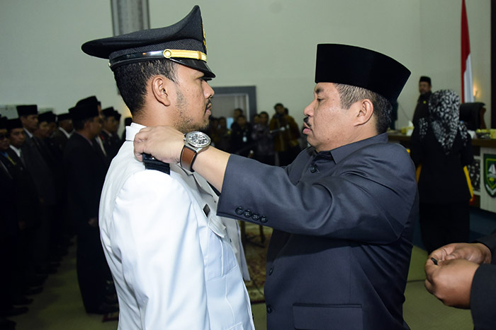 Bupati Bengkalis saat memasangkan tanda pangkat kepada Camat Bengkalis Ade Suwirman, Kamis, 5 Juli 2018