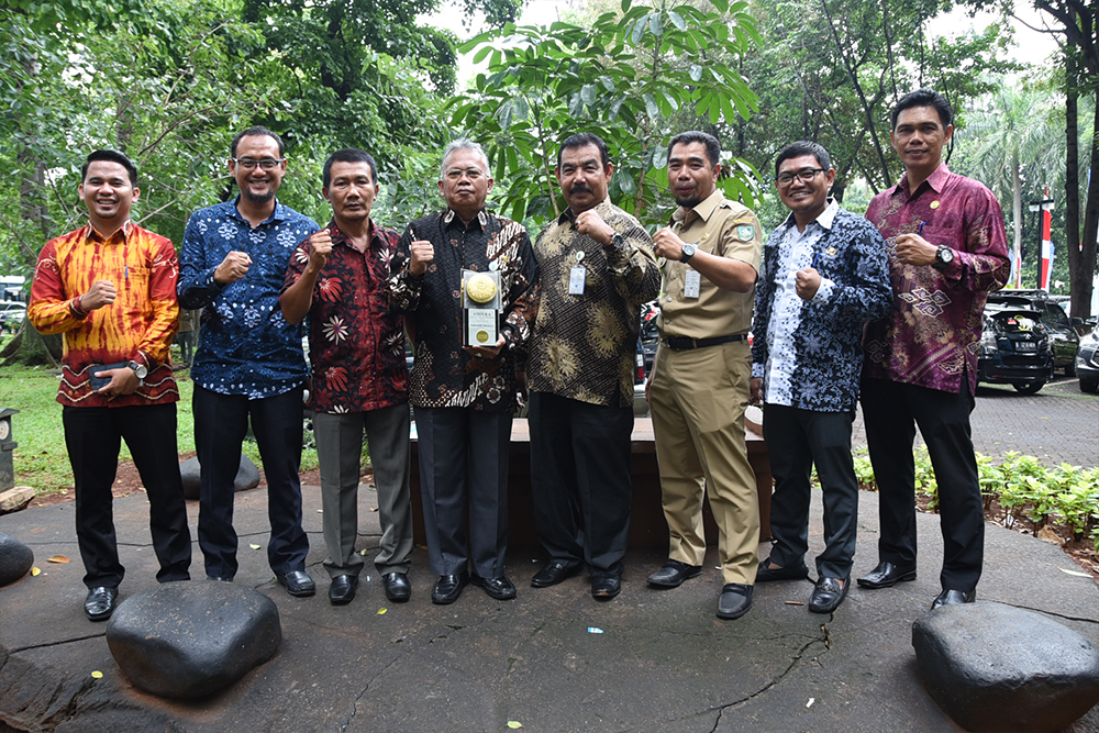 Teks foto: Kepala DLH Bengkalis Arman AA foto bersama usai penerimaan piala Adipura di Jakarta