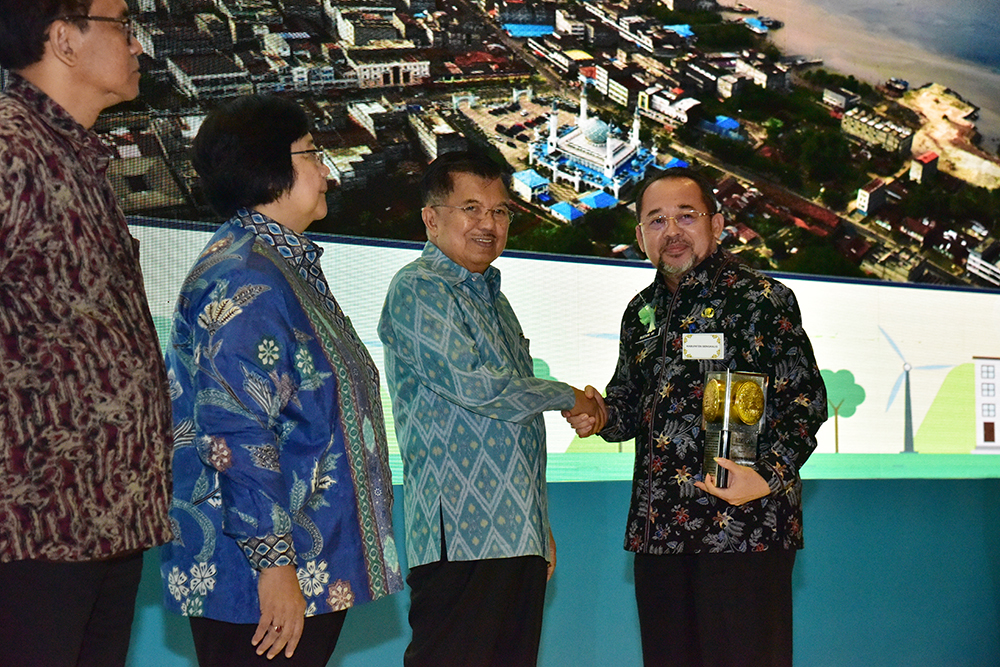 Teks foto: Sekda Bengkalis H Bustami HY saat menerima piala Adipura dari Wapres, Jusuf Kalla (foto Humas Wapres RI)