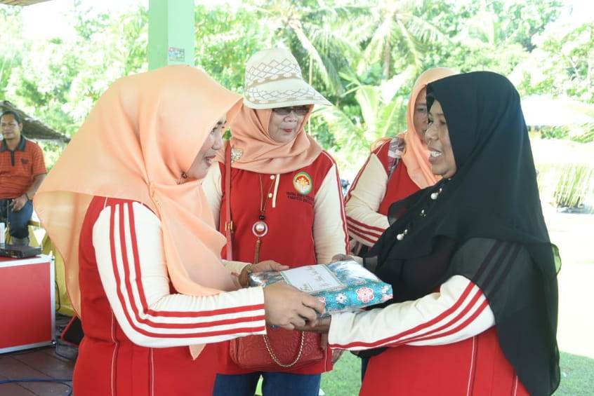 Ketua DWP Kabupaten Bengkalis Hj Akna Juita memberikan cendramata kepada Latifah (mantan Ketua DWP Unit Inpektorat)