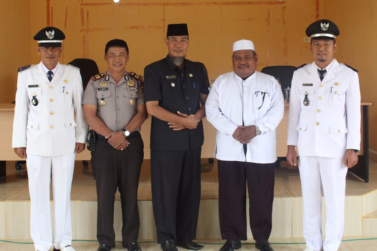 Pj Kades Muntai Jayusni (kiri) dan Pj Kades Selatbaru Candra Kusuma (kanan) bersama Camat Bantan Syamsul Bahri, Kapolsek Bantan AKP Yuherman dan Kepala KUA Bantan Mahmud 