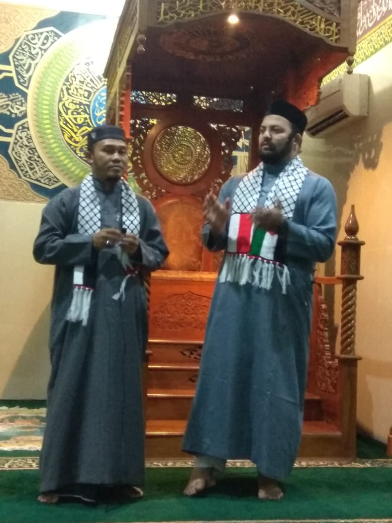 Syeikh Ahmad Taufik Al Haj Hafiz saat berdakwah di Masjid Al Hakim dan diterjemahkan Ketua Baznas H Ali Ambar