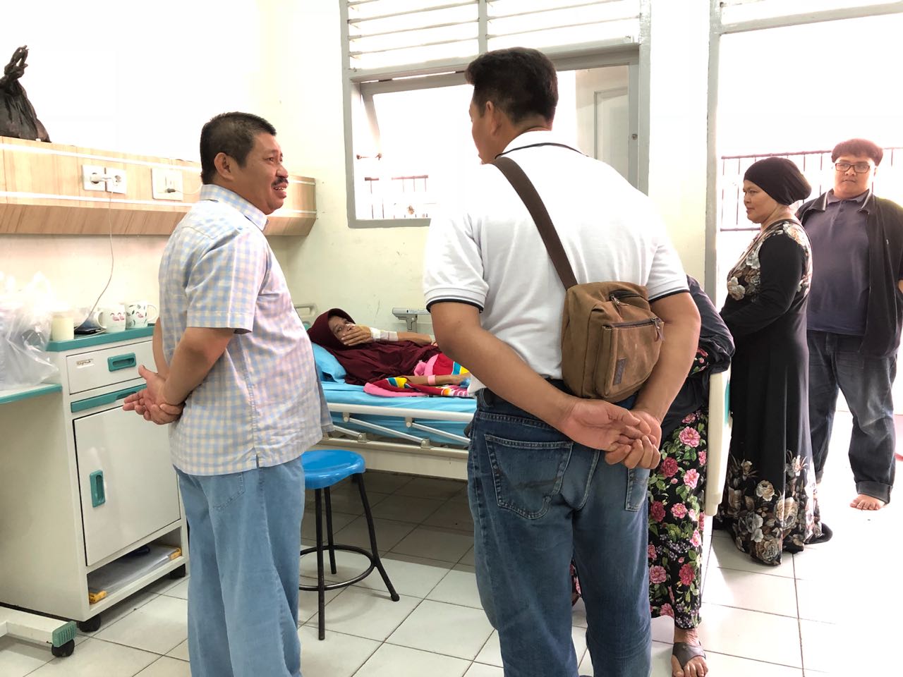 Bupati Bengkalis, Amril Mukminin saat menjenguk warganya yang dirawat di Rumah Sakit Umum Daerah (RSUD) Arifin Ahmad, Pekanbaru