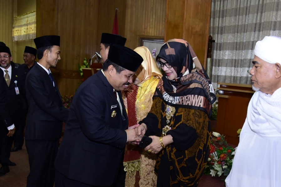 Bupati Amril Mukminin berbincang dengan almarhumah Yarnetty usai pelantikan Ibra Teguh sebagai anggota DPRD Bengkalis, Senin, 5 November 2018