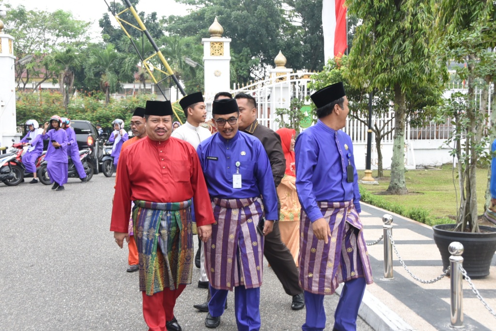 Bupati Amril  saat tiba di Kantor Gubernur Riau