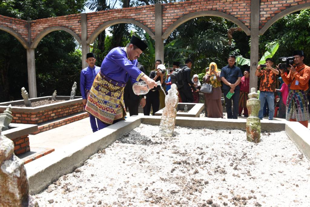 Bupati Bengkalis menyirami air diatas Makam Panglima Minal