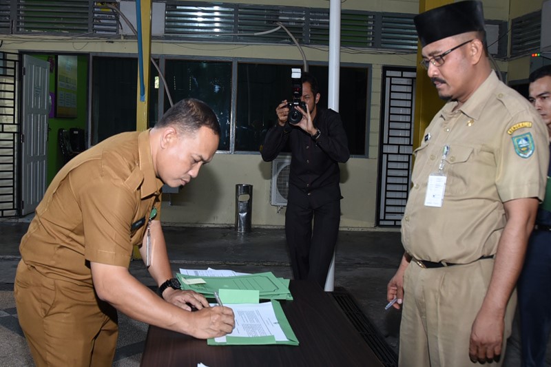 Kepala Seksi Persandian Indra menandatangani Pakta Integritas disaksikan Kabid Statistik dan Persandian Ediyarsyah, Senin, 4 Februari 2019.