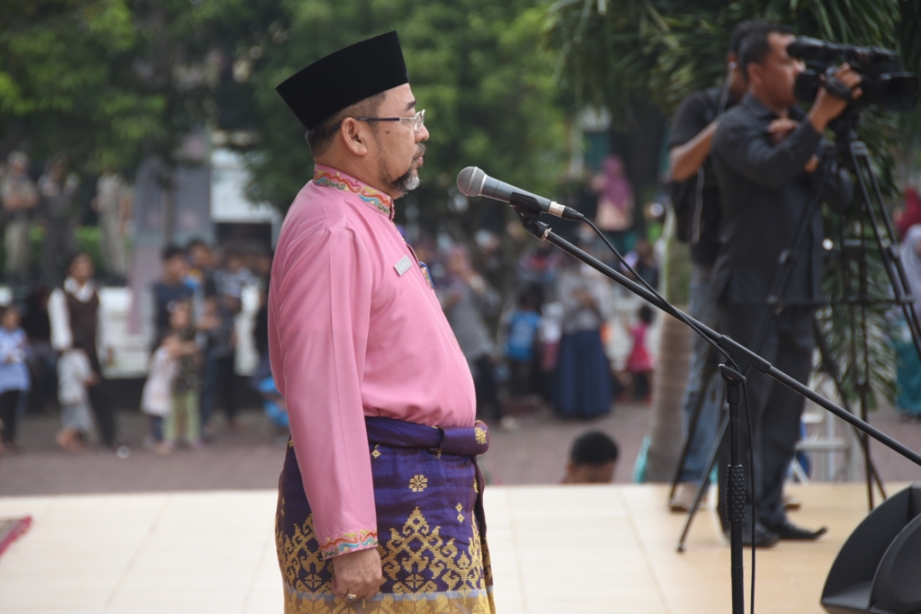 Sekretaris Daerah Bengkalis H Bustami HY lepaskan peserta pawai budaya