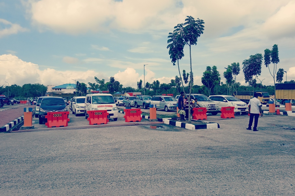 Antrian kendaraan roda 4 di pelabuhan Ro-Ro Sungai Pagar Desa Air Putih Kecamatan Bengkalis sekitar pukul 15.30 WIB tadi