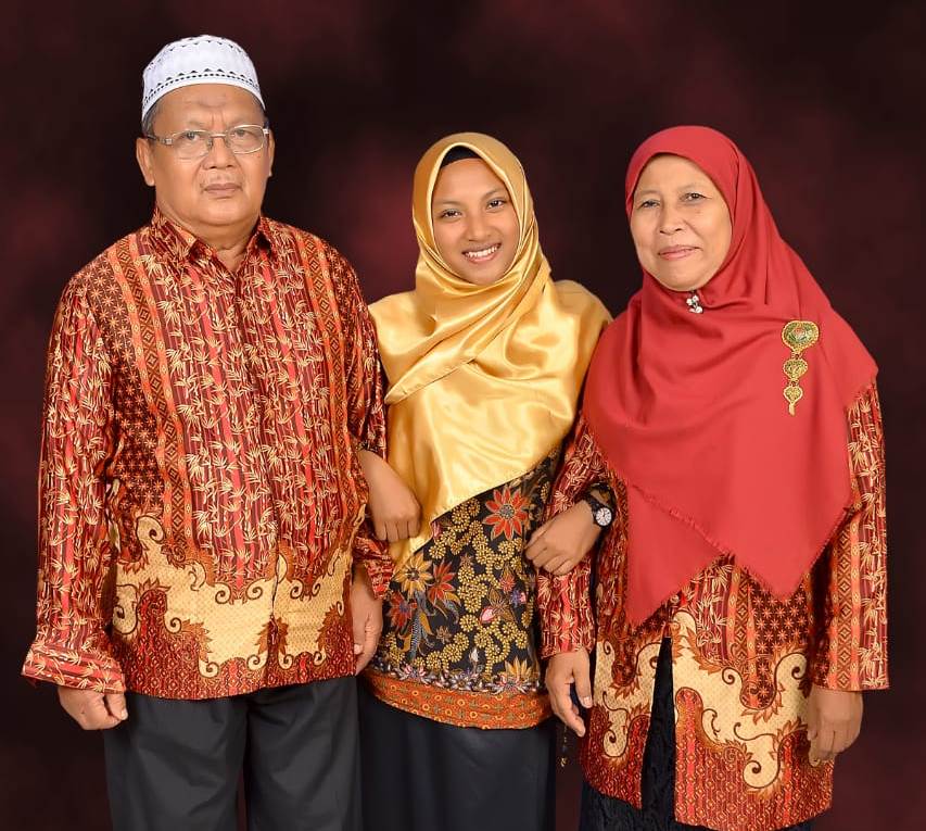 Rahmatuzzahrah Hayatina bersama kedua orang tuanya