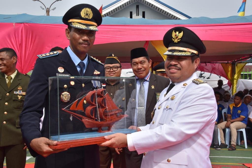 Kalapas Bengkalis Agus Pritiatno menyerahkan cenderamata kepada Bupati Bengkalis.