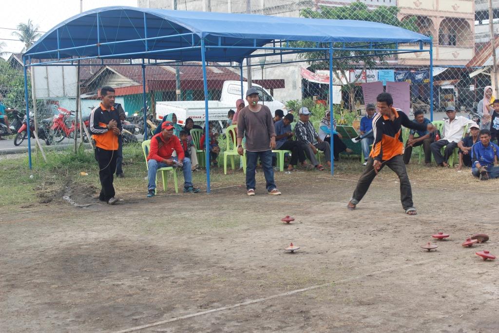 Saat perlombaan gasing berlangsung di lapangan futsal Parit Bangkong