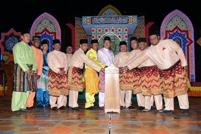 Gubernur Riau, H Arsyadjuliandi Rahman di dampingi Bupati Bengkalis Amril Mukminin dan tamu terhormat lainnya, menekan serine sebagai tanda dibukanya MTQ XLI  tingkat Kabupaten Bengkalis 2016 di Kecamatan Rupat Utara.