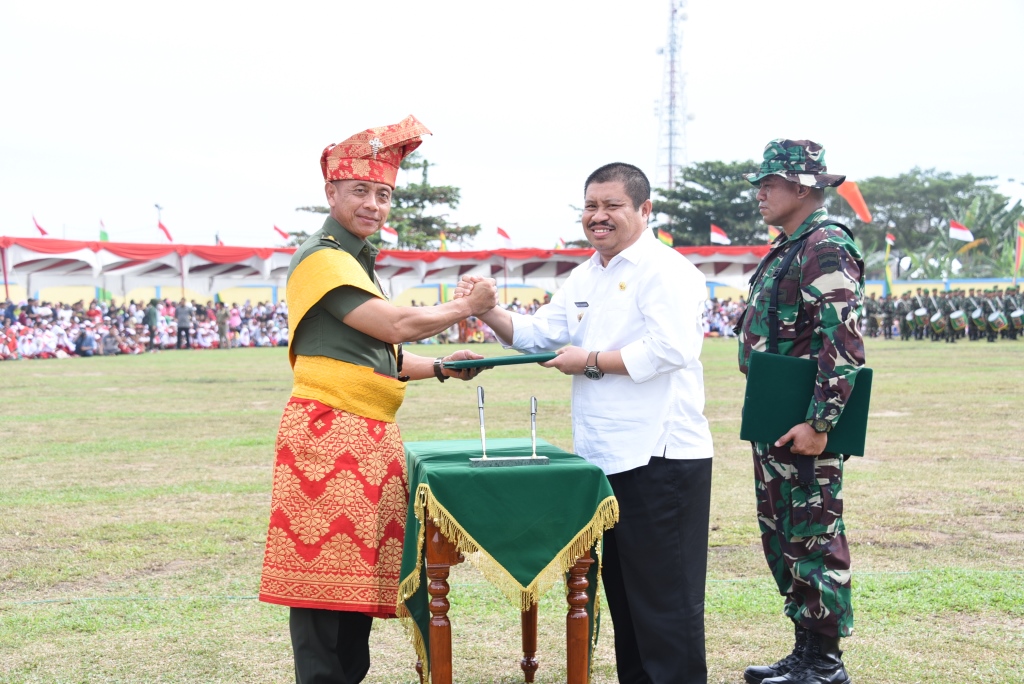 Kasad Jenderal Mulyono salam komando dengan Bupati Amril sembari menyerahkan berita acara.
