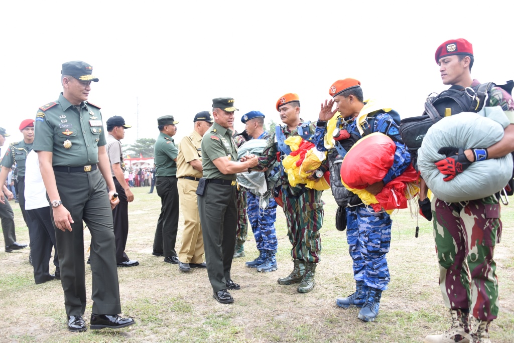 Kasad Jenderal Mulyono memberi ucapan selamat sembari menyalami para penerjun.