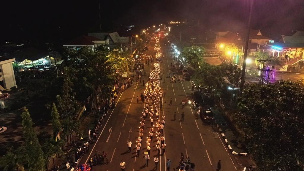 Kemeriahan pawai obor sempena HUT ke-73 Republik Indonesia, 2.000 peserta menyemarakkan pawai obor