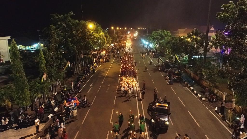 Iring-iringan peserta pawai obor, melintasi Jalan Gatot Subroto, belok ke Jalan Hang Tuah, Jalan Ahmad Yani, Jalan Sudirman.  Kemudian, menuju Jalan Bengkalis, belok ke Jalan Senggoro Bantan dan kembali ke Jalan Antara.