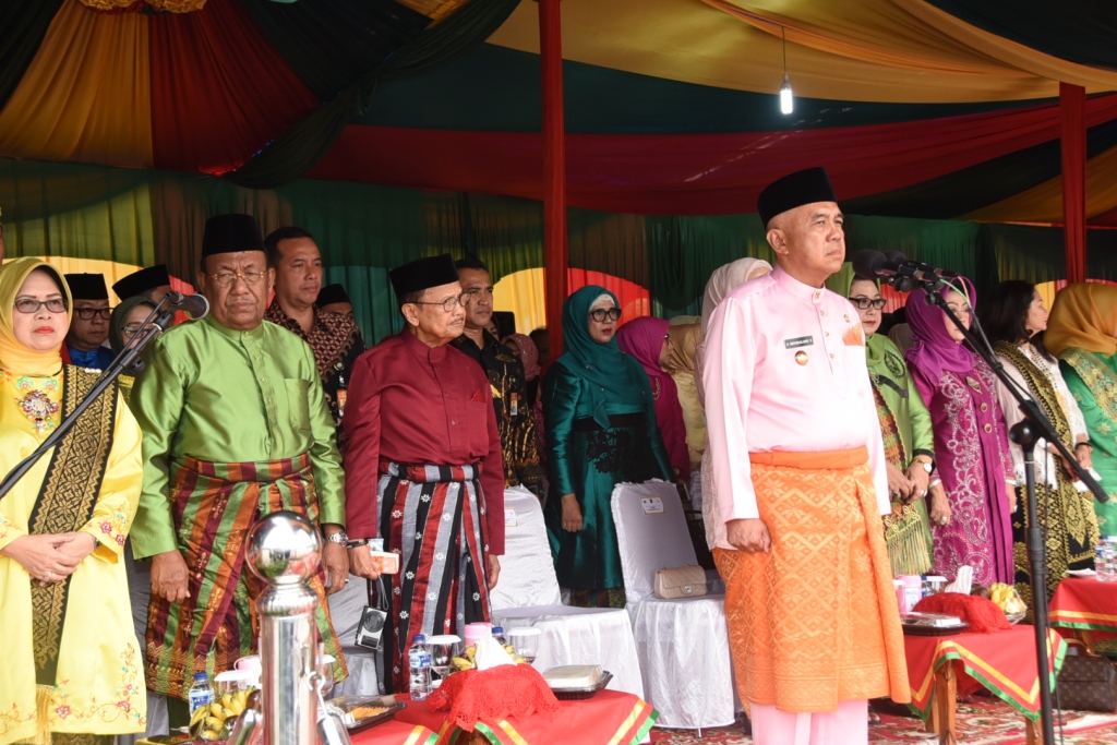 Gubri, Arsyadjuliandi Rachman saat memimpin Upacara Hari Jadi ke-61 Provinsi Riau