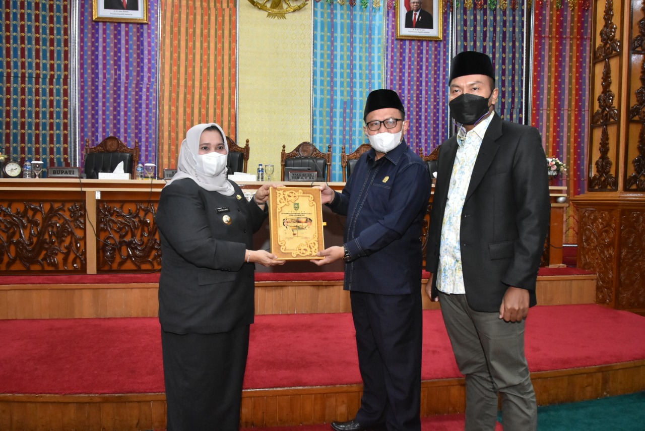 Bupati Kasmarni menyerahkan Buku Laporan KLPJ kepada Ketua DPRD Bengkalis H. Khairul Umam didampingi Wakil Ketua Syahrial