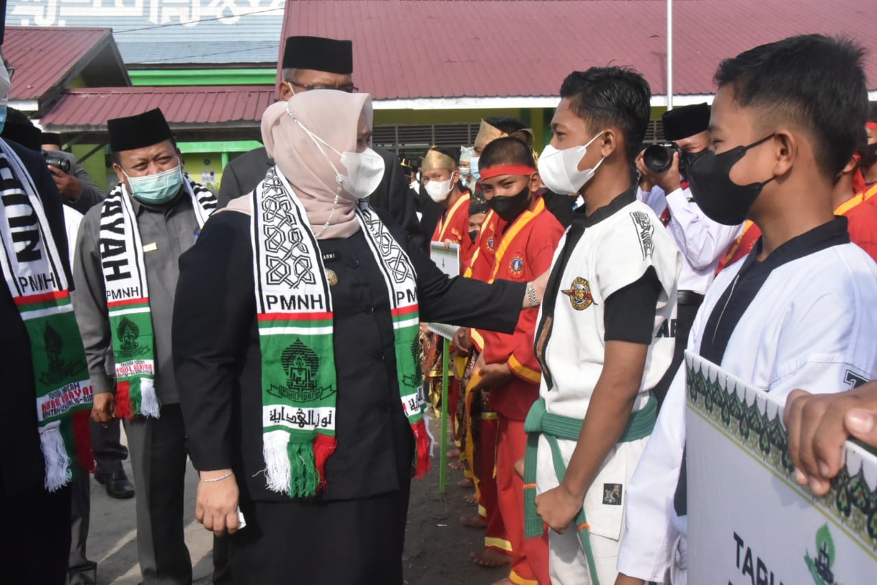 Bupati Kasmarni berbincang akrab dengan santri