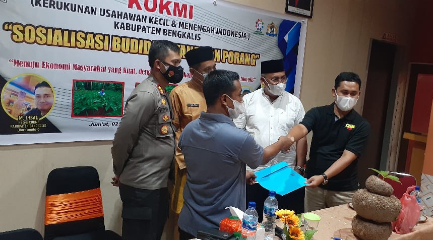 Ketua KUKMI dan UD Akmal Salim Mandiri menyerahkan MoU yang sudah ditandatangani