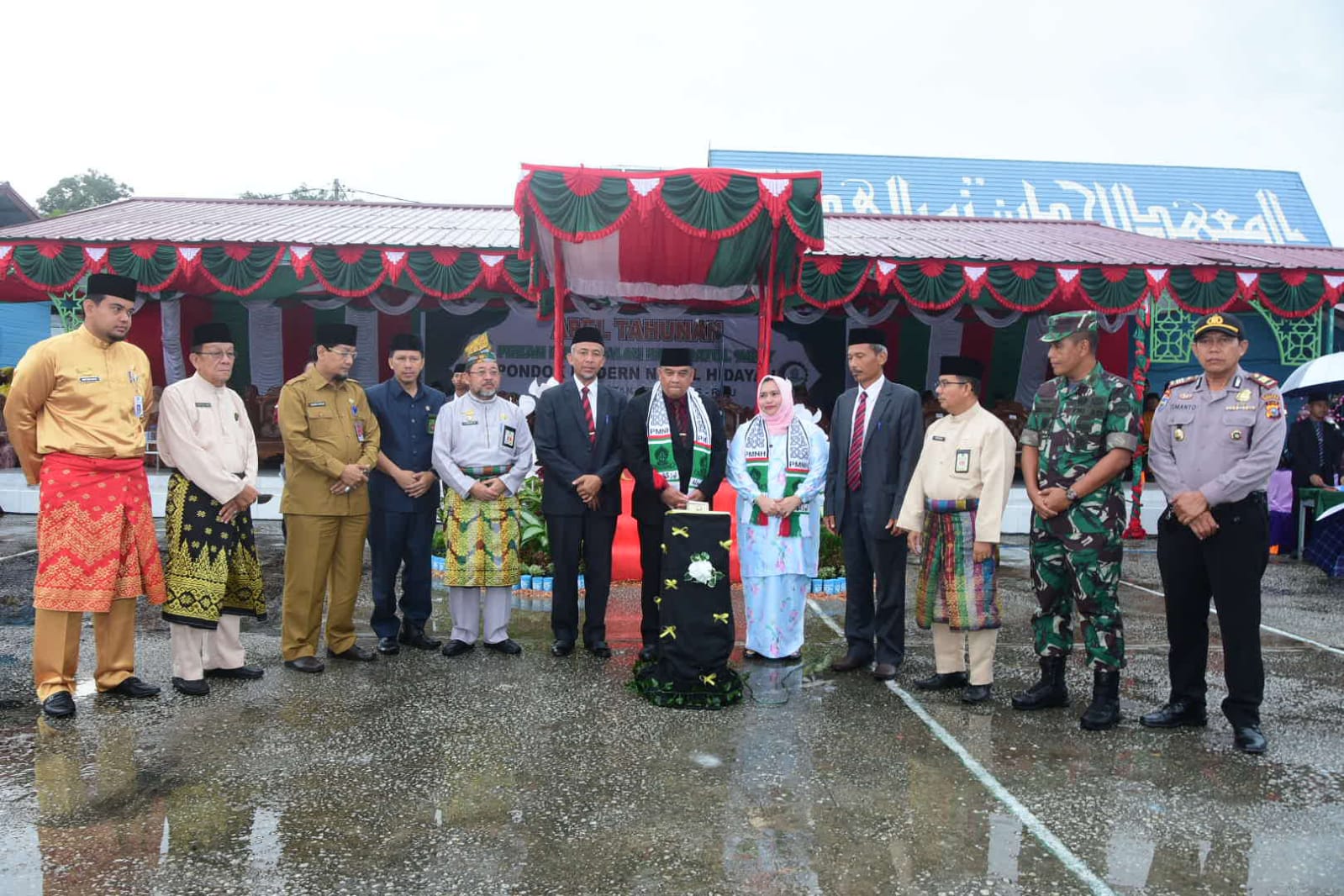 Bupati Bengkalis bersama Wagubri ketika penekanan tombol sirine sebagai dimulainya tahun ajaran baru.