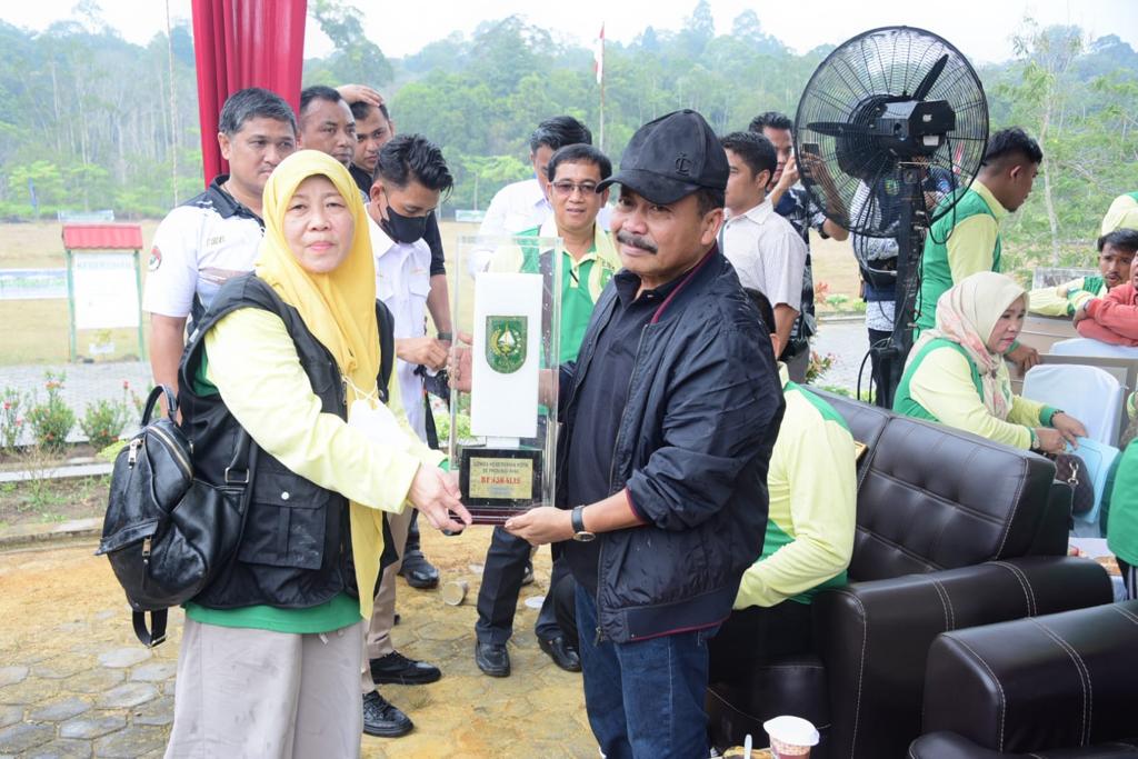 Asisten II Bengkalis H. Heri Indra Putra terima piala penghargaan Kota Bersih.
