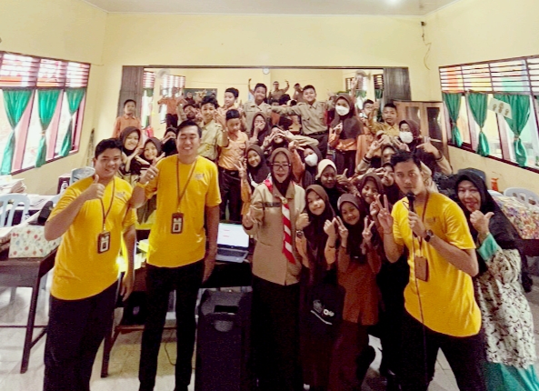 Tim Penyuluh KP2KP Duri foto bersama siswa