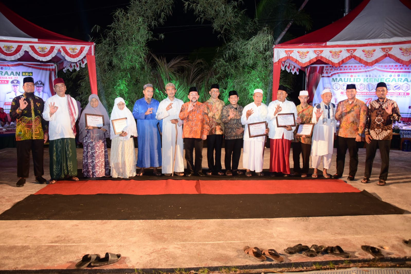 Sekda Bengkalis dan anggota DPRD Provinsi Riau Misliadi foto bersama dengan ahli waris para pahlawan Pedekik.