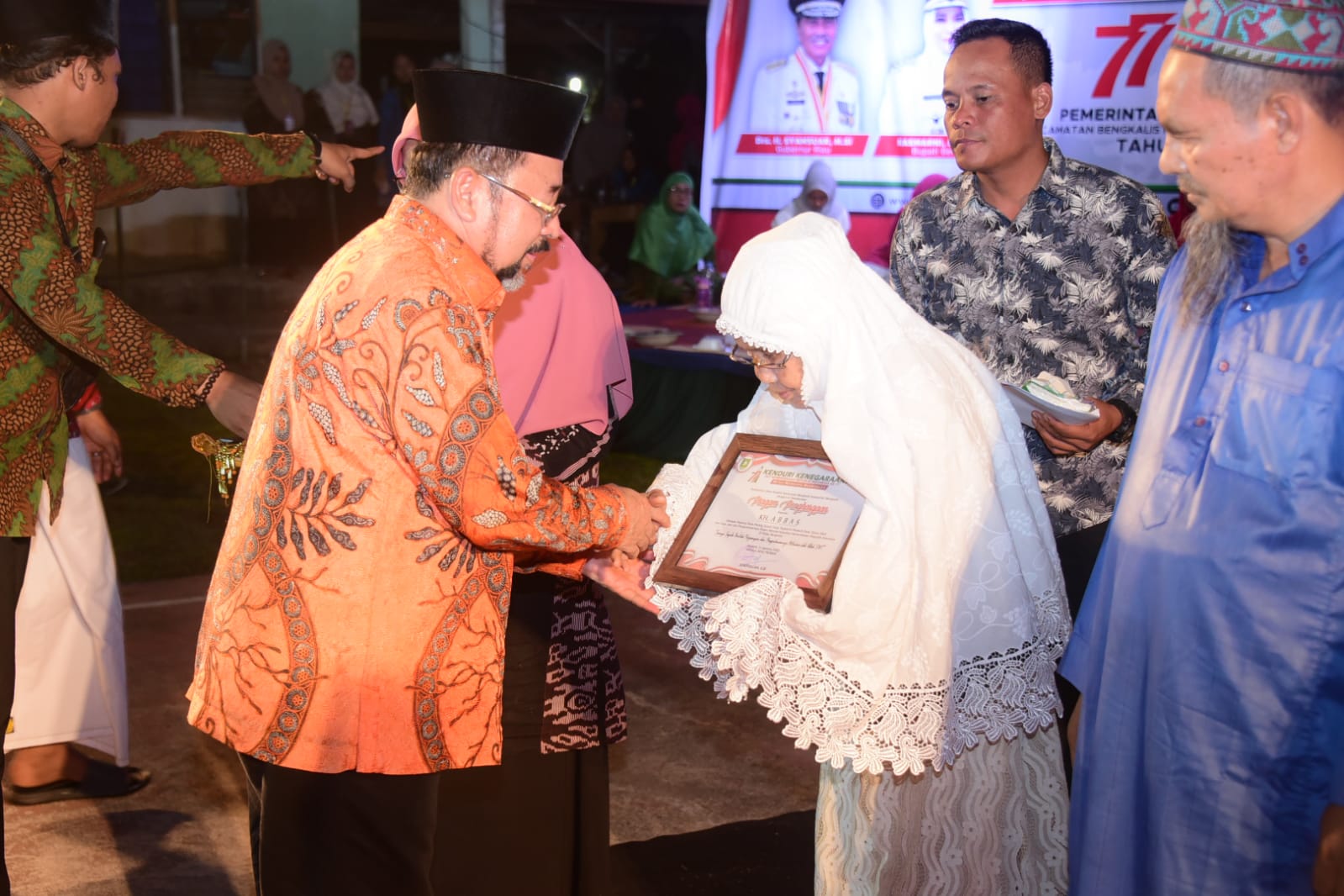Sekda H. Bustami HY menyerahkan penghargaan kepada ahli waris para pejuang Pedekik.