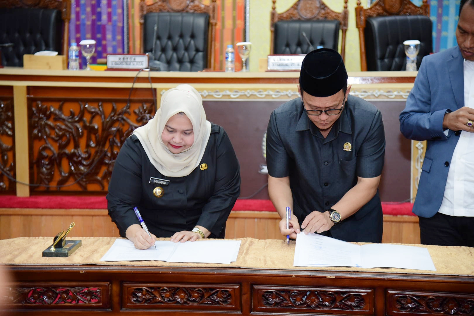 Bupati Bengkalis Kasmarni dan Ketua DPRD Bengkalis H. Khairul Umam.