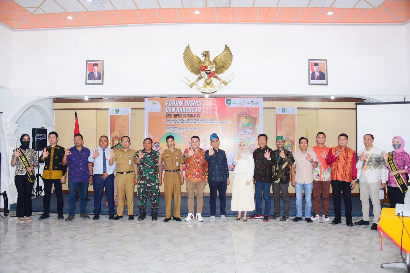Staf Ahli Bupati Johansyah Syafri foto bersama Sekretaris Umum HIPMI Riau dan Ketua Umum BPC HIPMI Bengkalis. 
