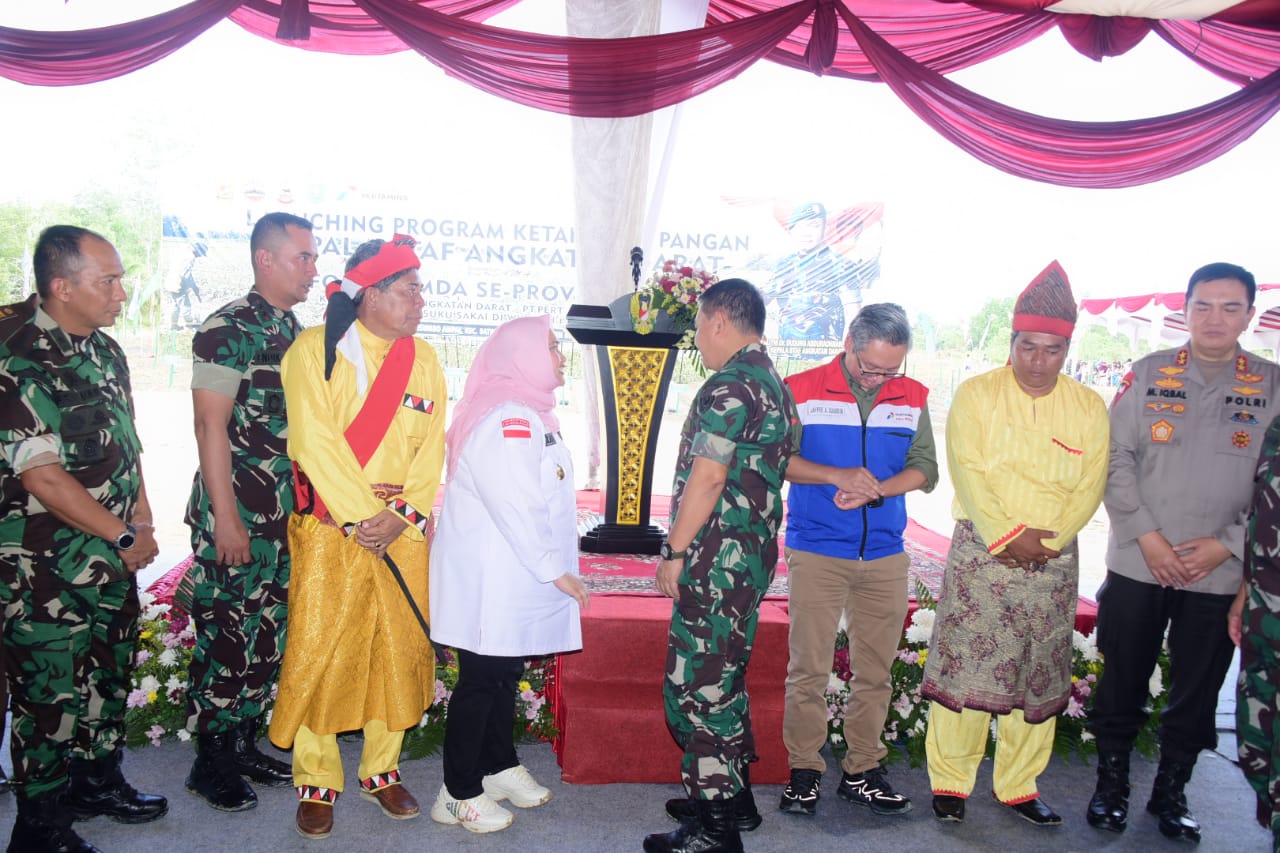 Bupati Bengkalis Kasmarni bersama Kasad.