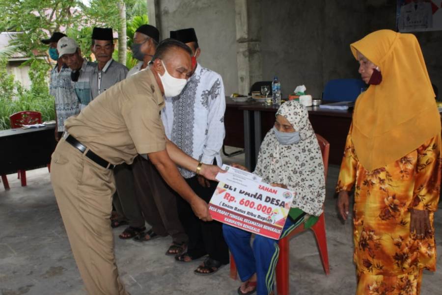 Penyerahan BLT-DD Tahap II di Desa Perapat Tunggal, Kecamatan Bengkalis