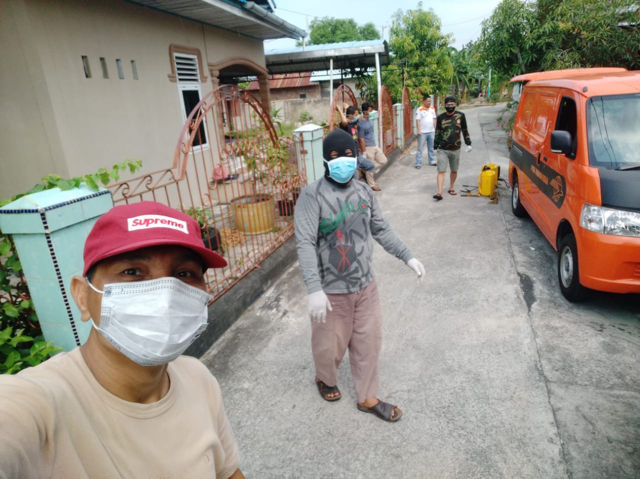 Warga RT 04 Kelurahan Rimbasekampung bergotong royong menyemprotkan disinfektan cegah Covid-19