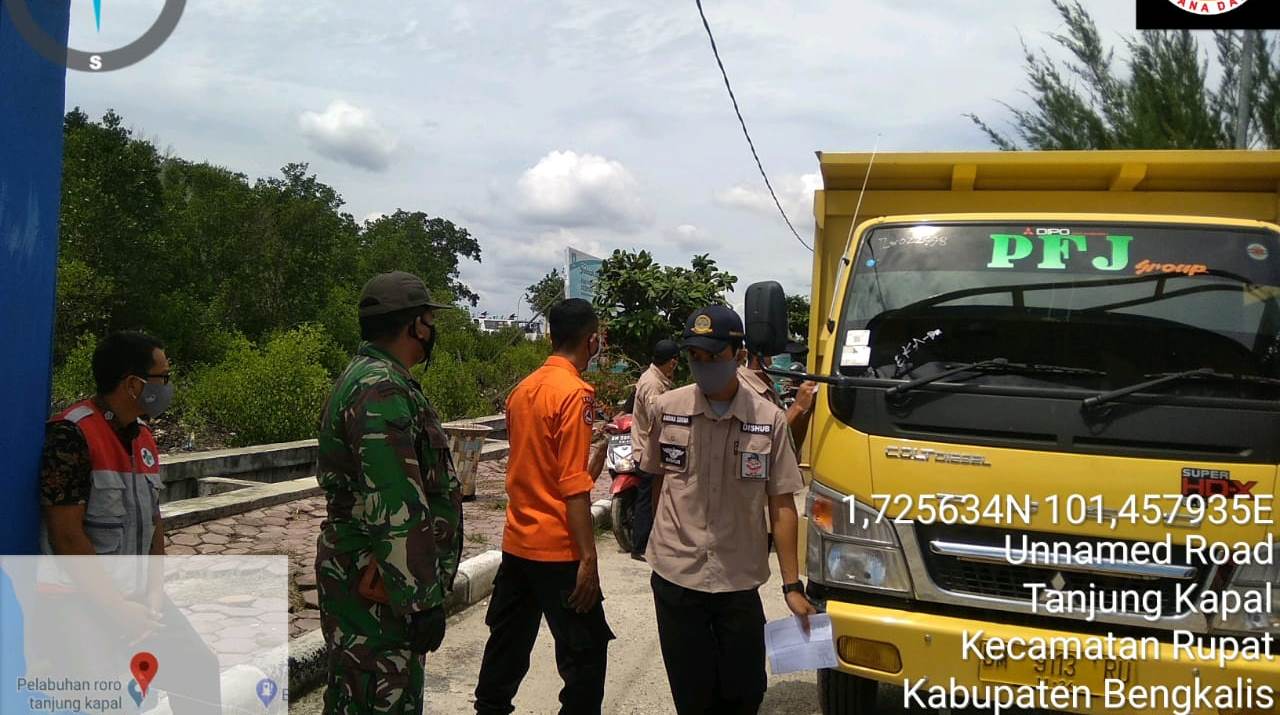 Petugas Pengamanan Covid-19 di Pelabuhan Roro Tanjung Kapal Kecamatan Rupat