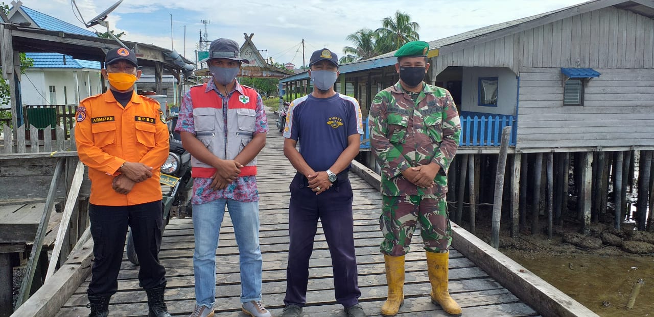 Petugas Pengamanan Covid-19 di Pelabuhan Batupanjang, Kecamatan Rupat
