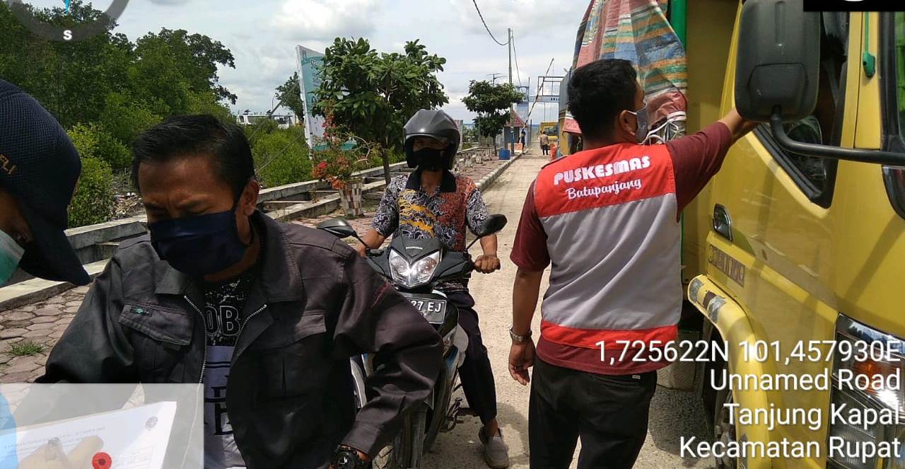 Petugas Pengamanan Covid-19 di Pelabuhan Roro Tanjung Kapal Kecamatan Rupat