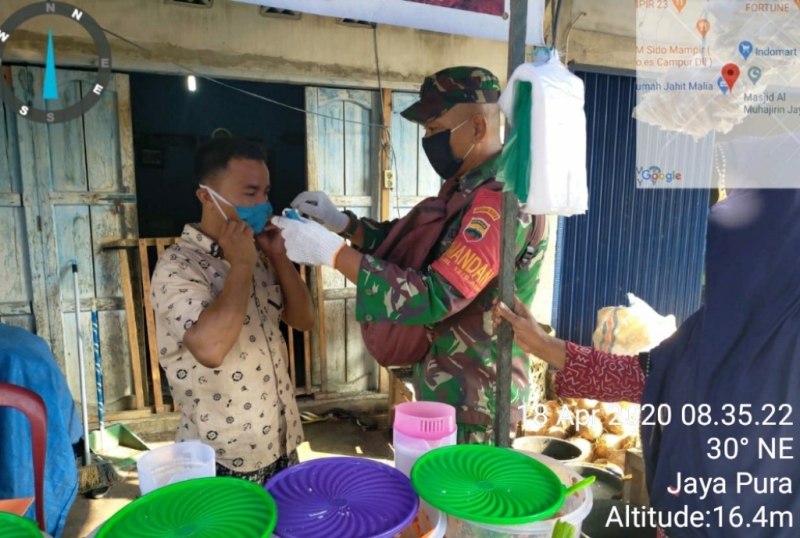 Danramil 12/Pwk Sabak Auh bagi masker ke masyarakat