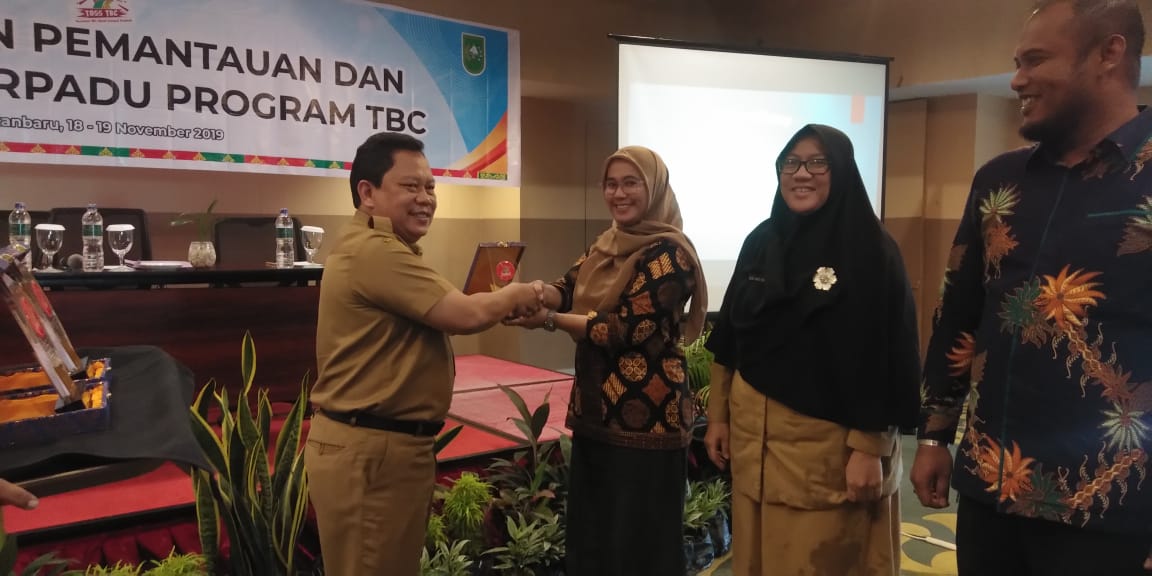 Wasor TB Kabupaten Bengkalis Dewi Eka Handayani menerima plakat penghargaan sebagai daerah yang berhasil mencegah dan mengobati TBC