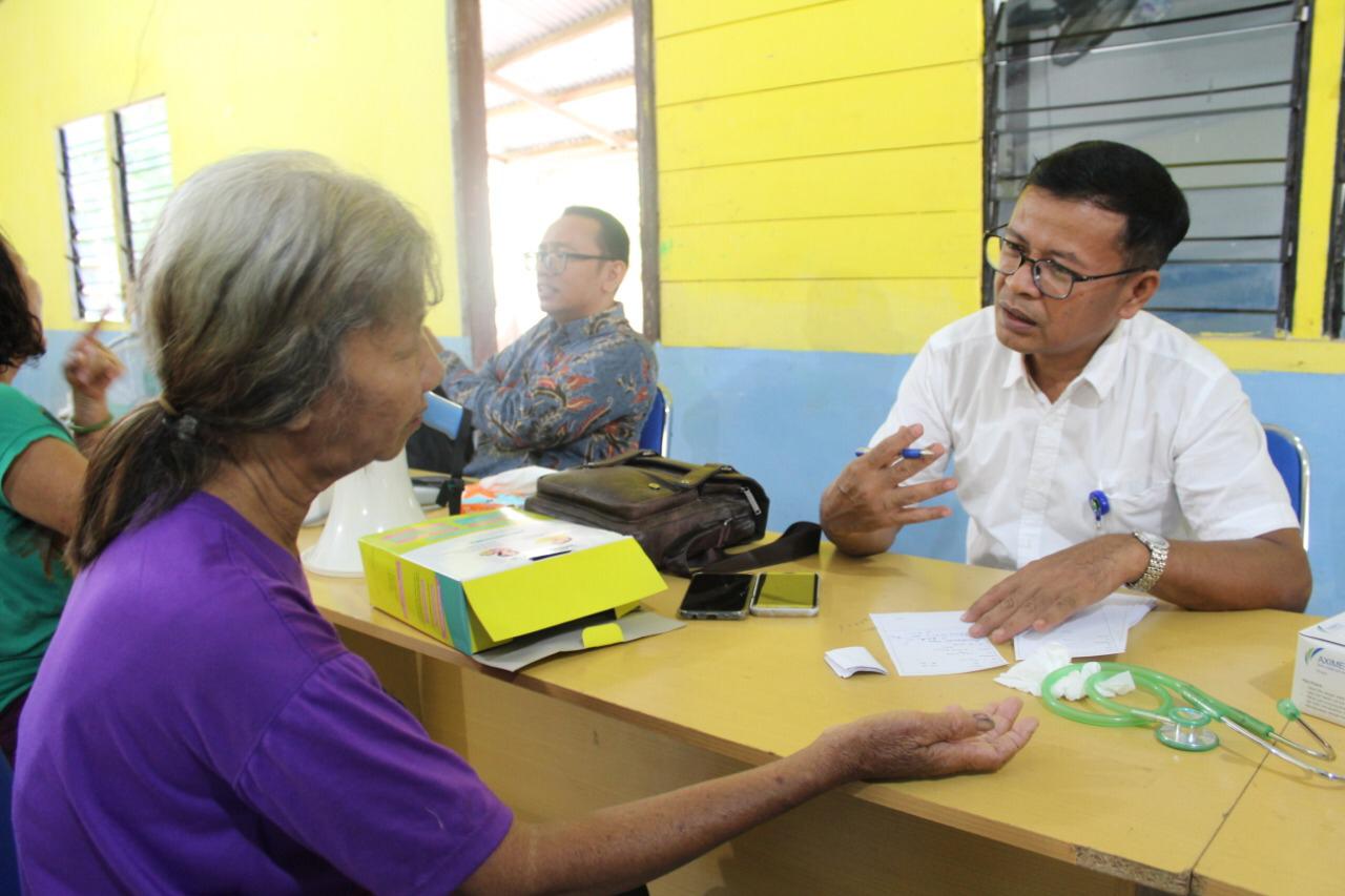 Pemeriksaan kesehatan terhadap warga Desa Titi Akar