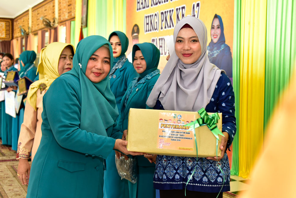 pemberian secara simbolis makanan tambahan untuk anak pra sekolah