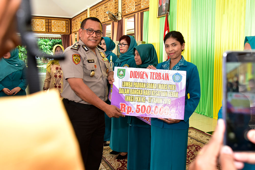 Penyerahan hadiah kepada Diana Novita sebagai Dirigen Terbaik lomba Mars PKK