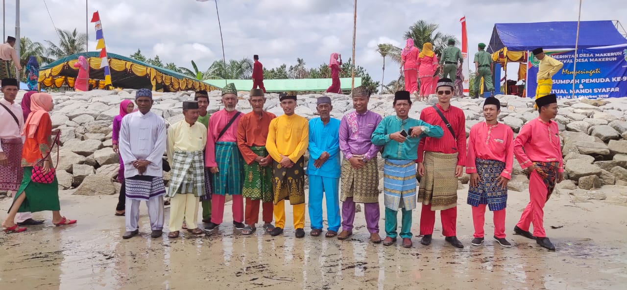 Kepala Desa bersama sejumlah tokoh masyarakat usai upacara peringatan Hari Sumpah Pemuda ke-91 di Desa Makeruh, Kecamatan Rupat digelar di Pantai Jalar Bulan.