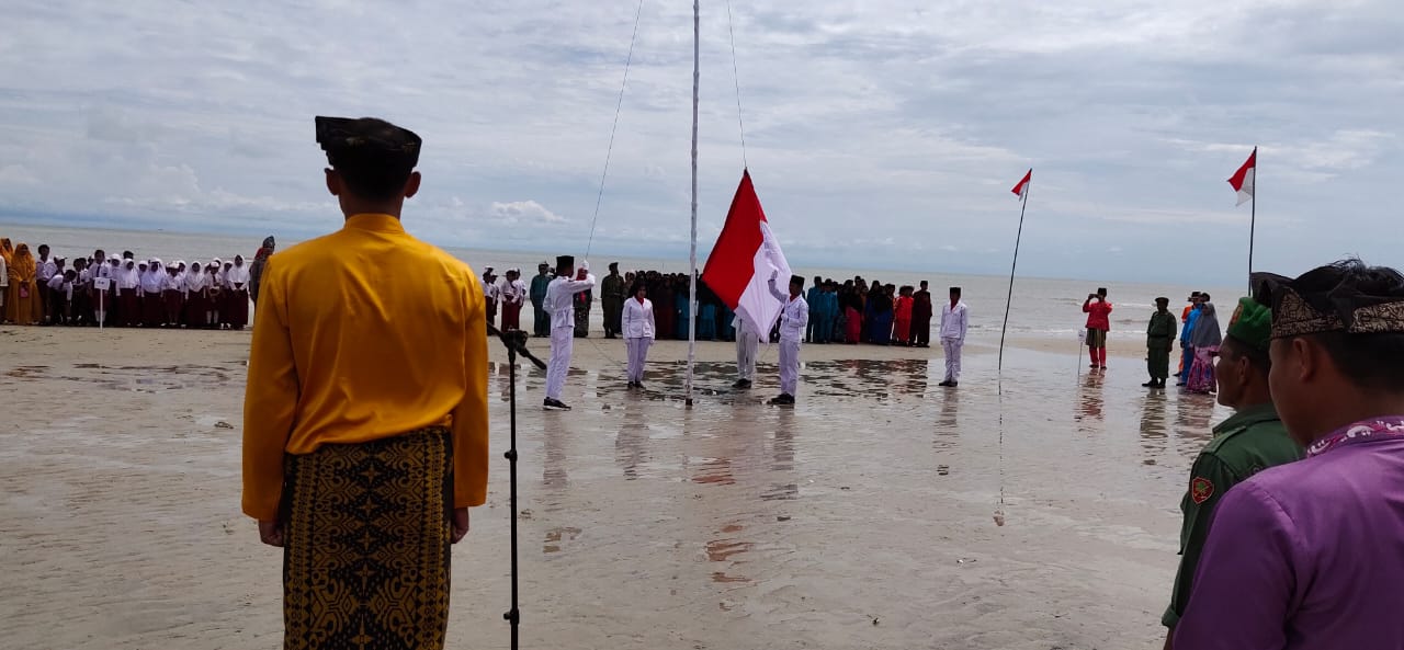 Peringatan Hari Sumpah Pemuda ke-91 di Desa Makeruh, Kecamatan Rupat digelar di Pantai Jalar Bulan.