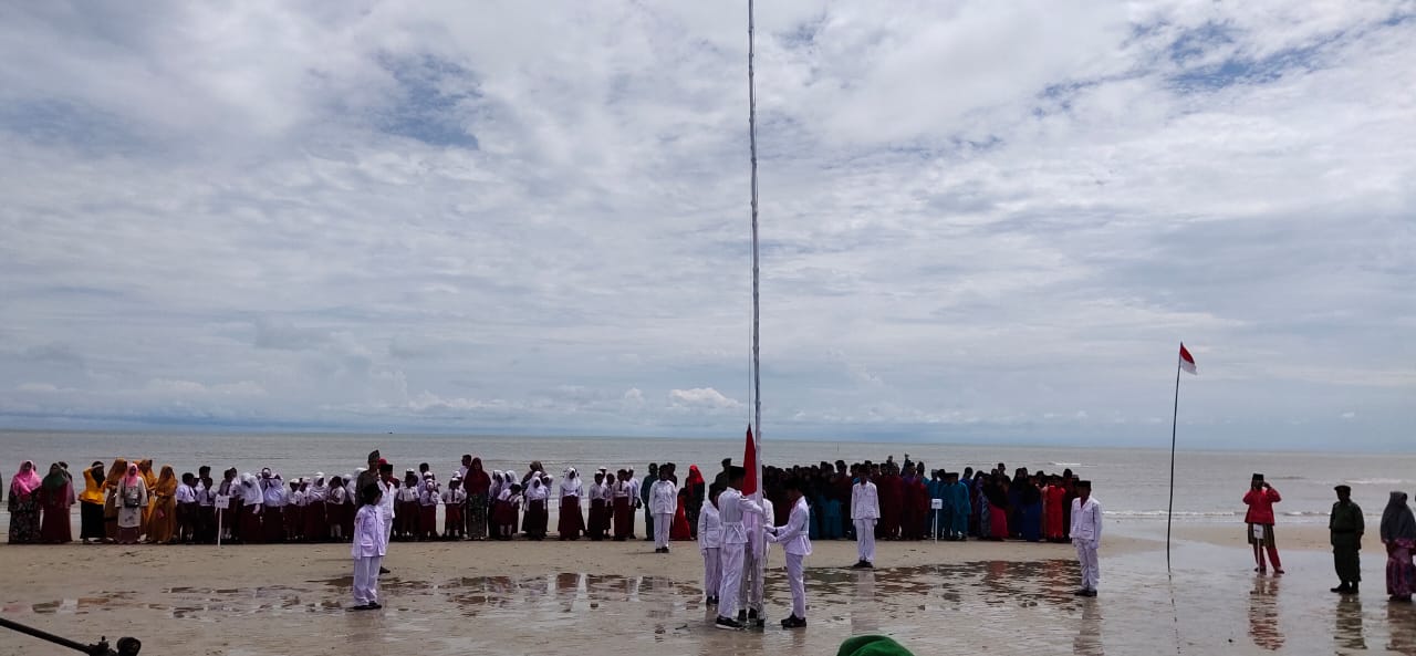 Peringatan Hari Sumpah Pemuda ke-91 di Desa Makeruh, Kecamatan Rupat digelar di Pantai Jalar Bulan.